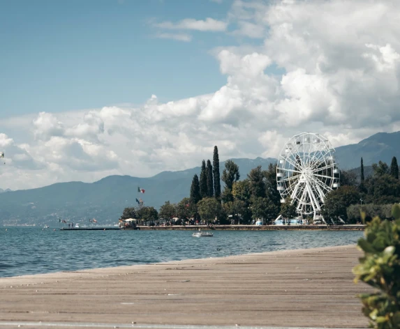 Ruota panoramica sul lago con montagne sullo sfondo