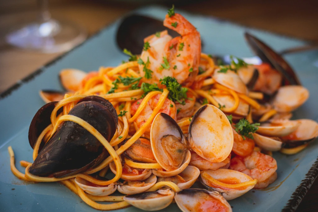Pasta allo scoglio con frutti di mare freschi, menu Caesar Bardolino