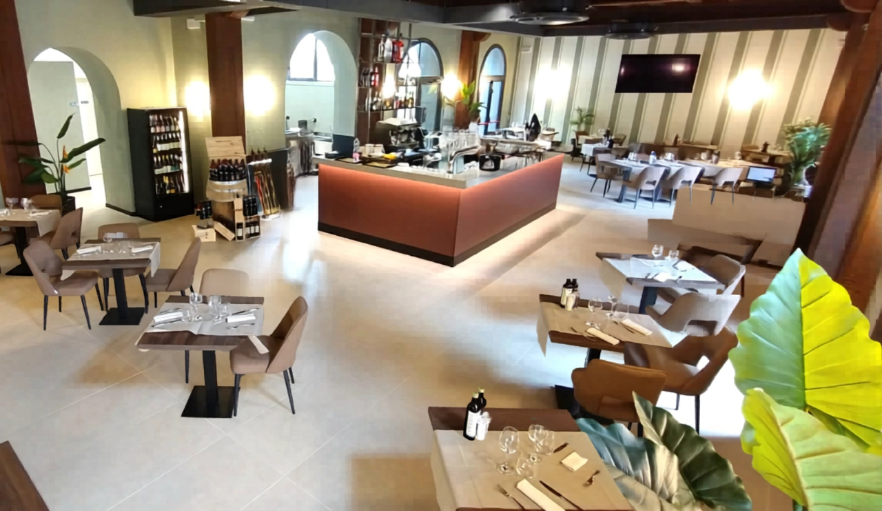 Interno ristorante moderno con bar centrale