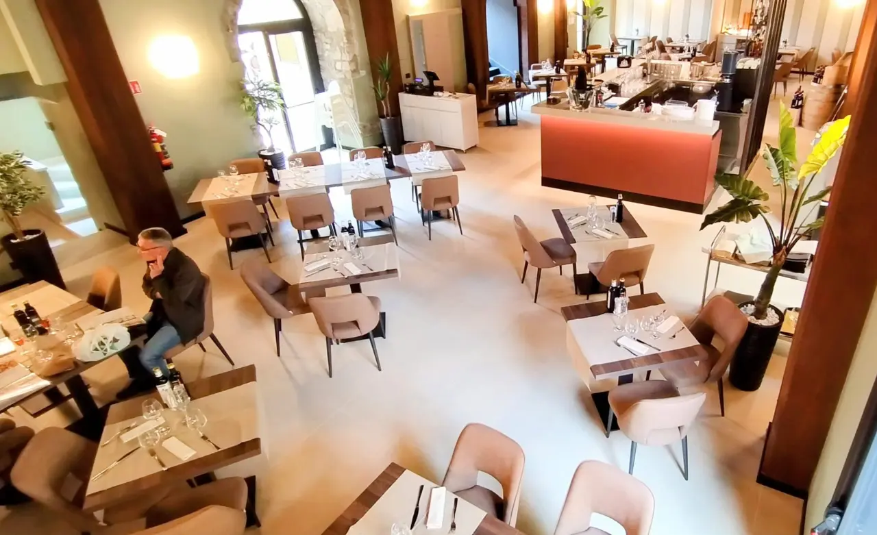 Sala del Caesar Bardolino con tavoli e atmosfera curata