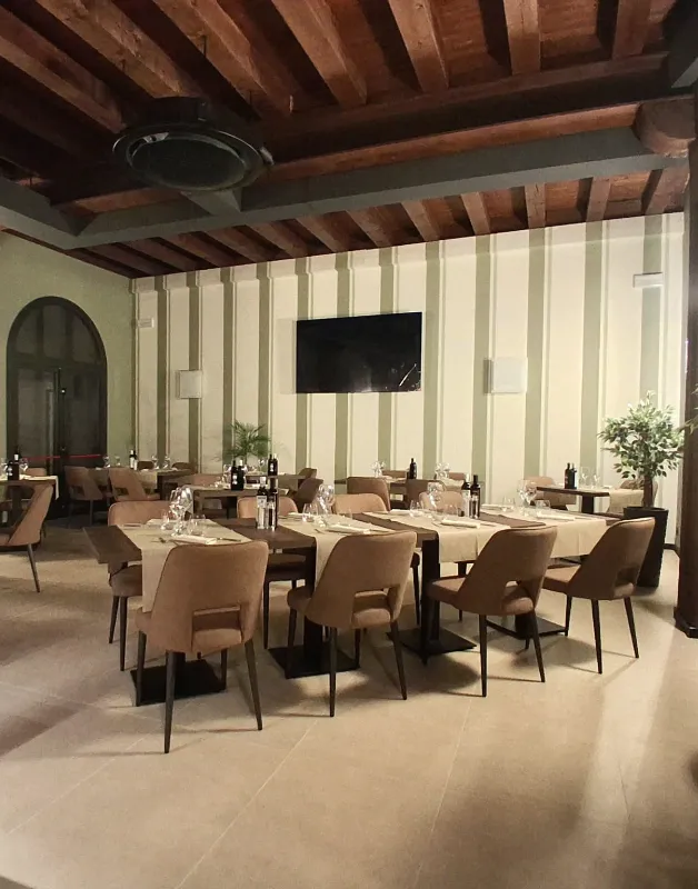 Sala ristorante elegante con tavoli apparecchiati