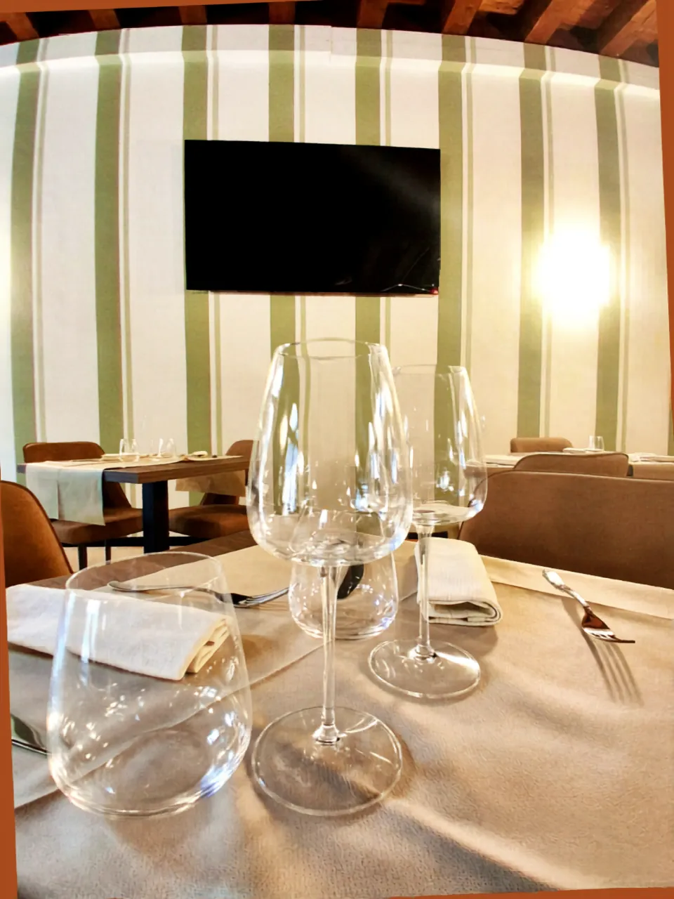 Tavolo nella sala del Caesar con vista sulla piazza di Bardolino