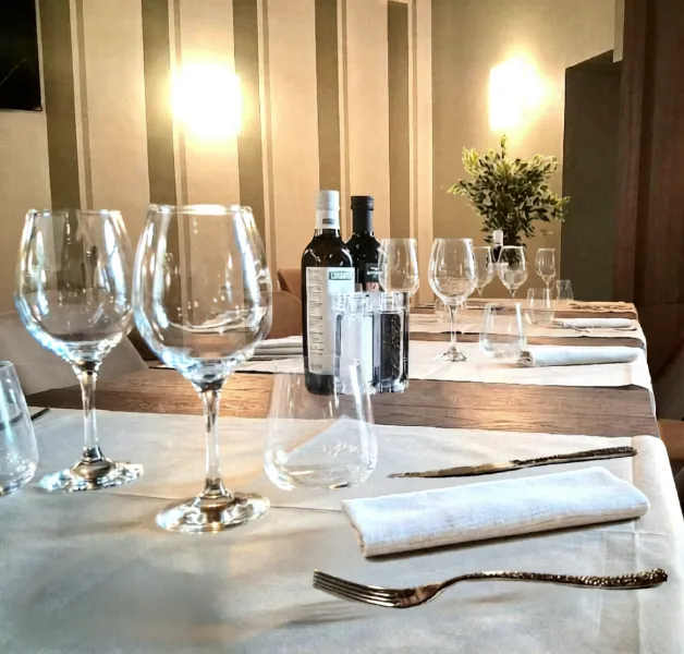 Tavolo apparecchiato al Caesar, ristorante italiano a Bardolino